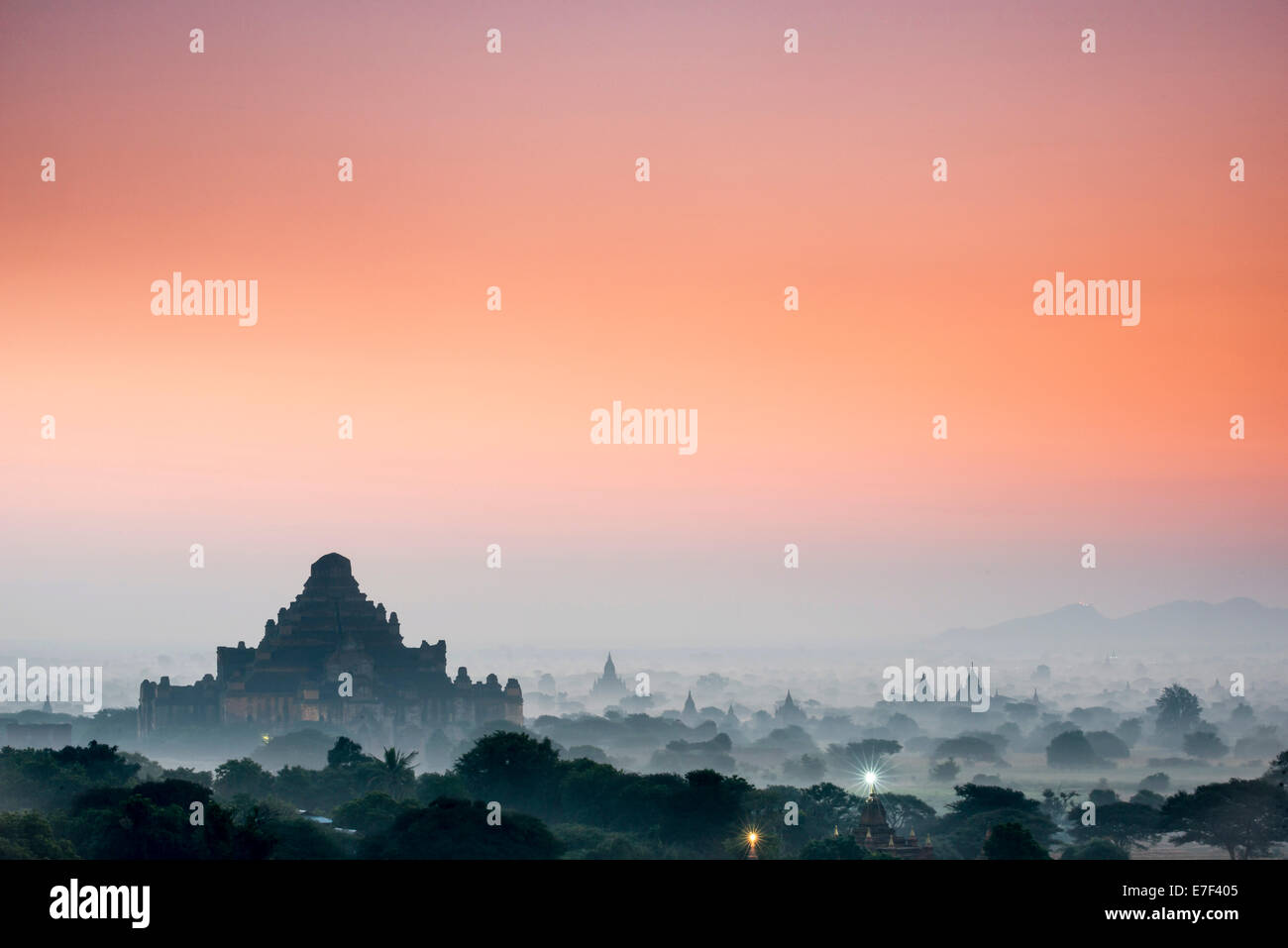 Dhammayangyi Tempel, Stupa, Pagoden, Tempel-Komplex, im Morgennebel, Sunrise, Plateau von Bagan, Mandalay-Division Stockfoto