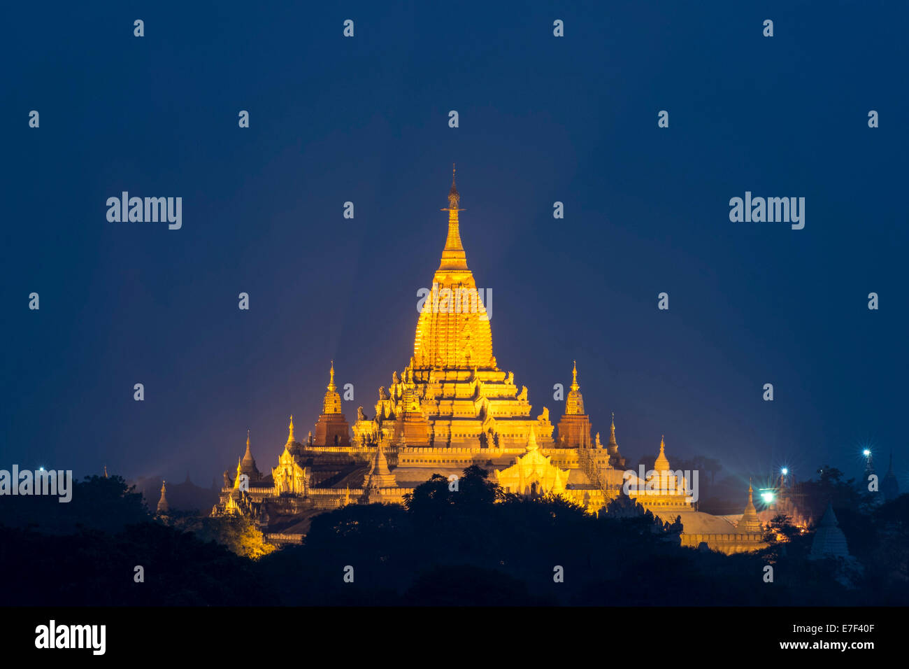Ananda-Tempel, vergoldet Turmstruktur oder Shikhara, Stupas, Pagoden, Tempel-Komplex, in der Nacht, Plateau von Bagan Stockfoto
