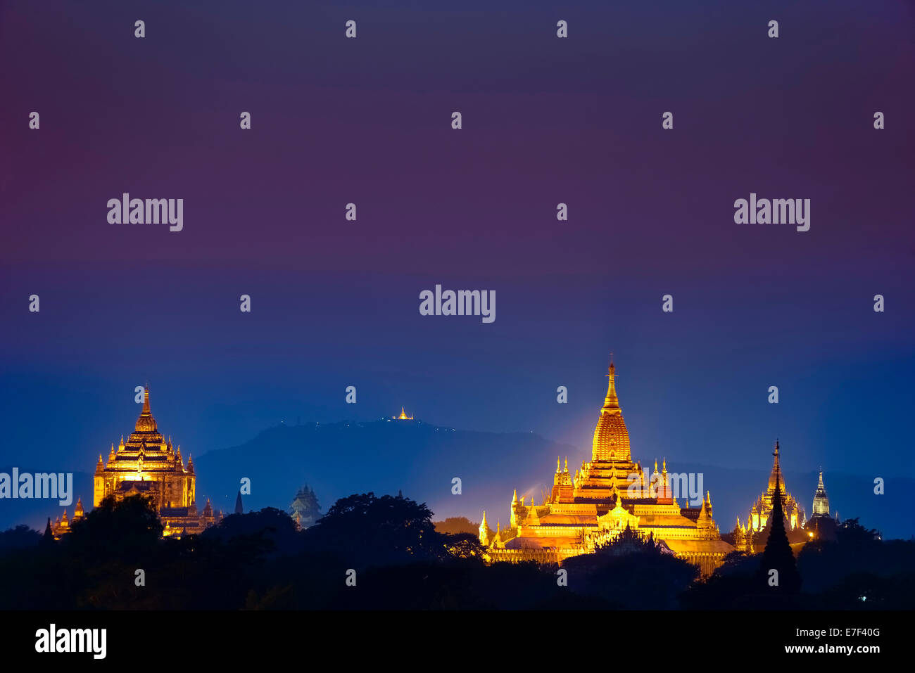 Ananda-Tempel, vergoldet Turmstruktur oder Shikhara, Stupas, Pagoden, Tempel-Komplex, in der Nacht, Plateau von Bagan Stockfoto