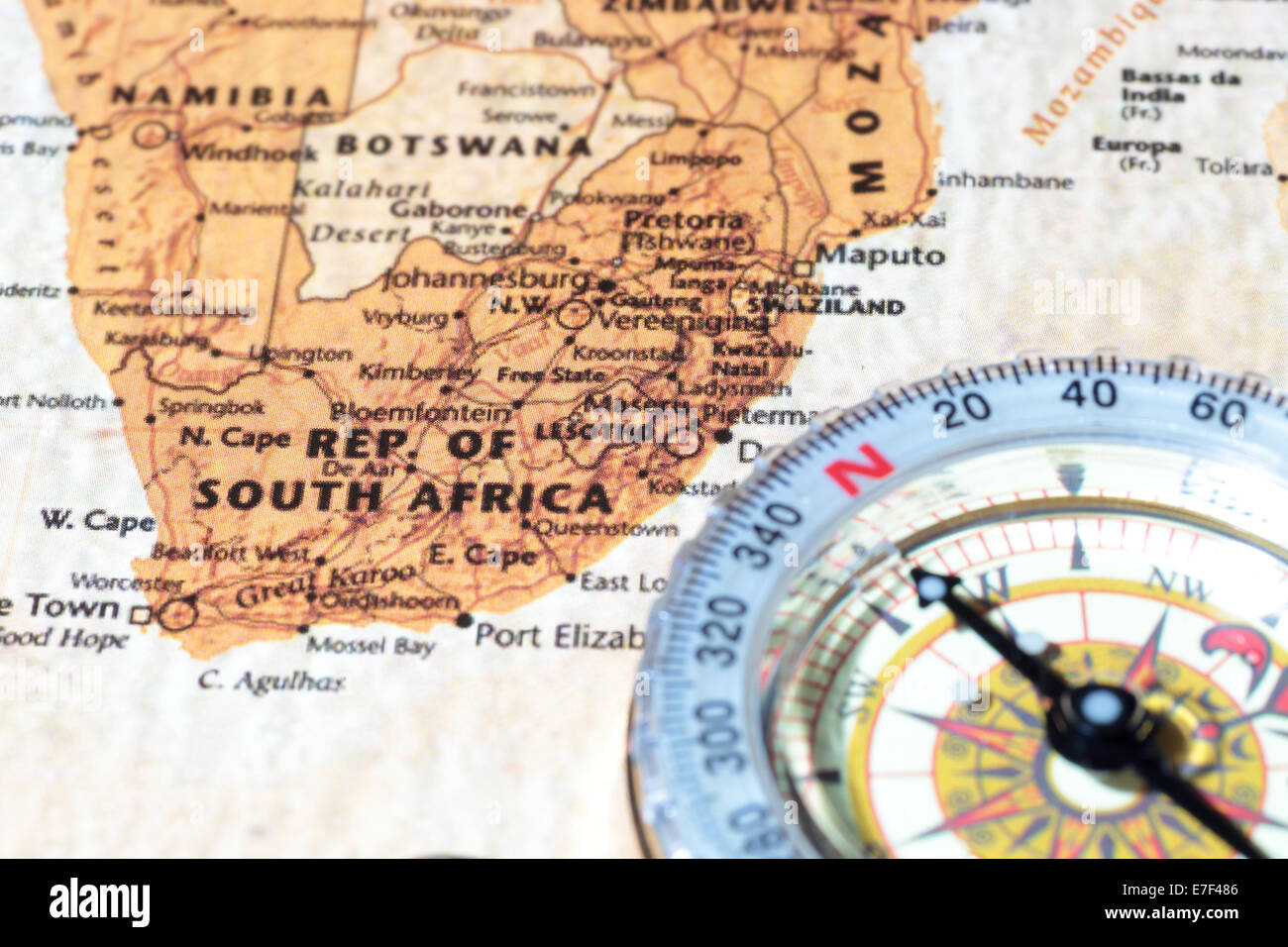 Kompass auf einer Karte zeigt auf Südafrika, planen eine Reise Wert Stockfoto