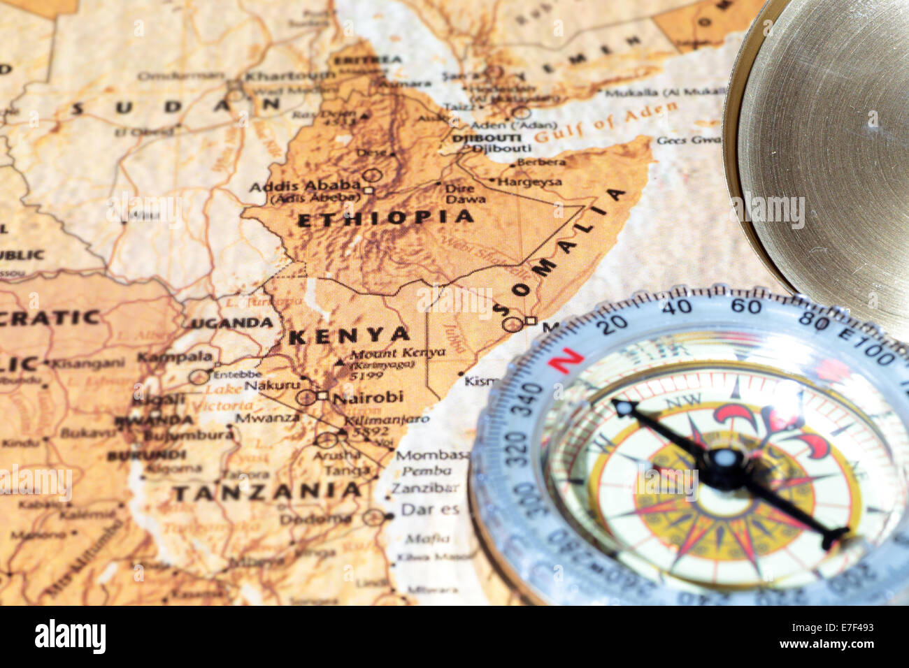 Kompass auf einer Karte zeigt auf Kenia, Äthiopien und Somalia, planen eine Reise Wert Stockfoto