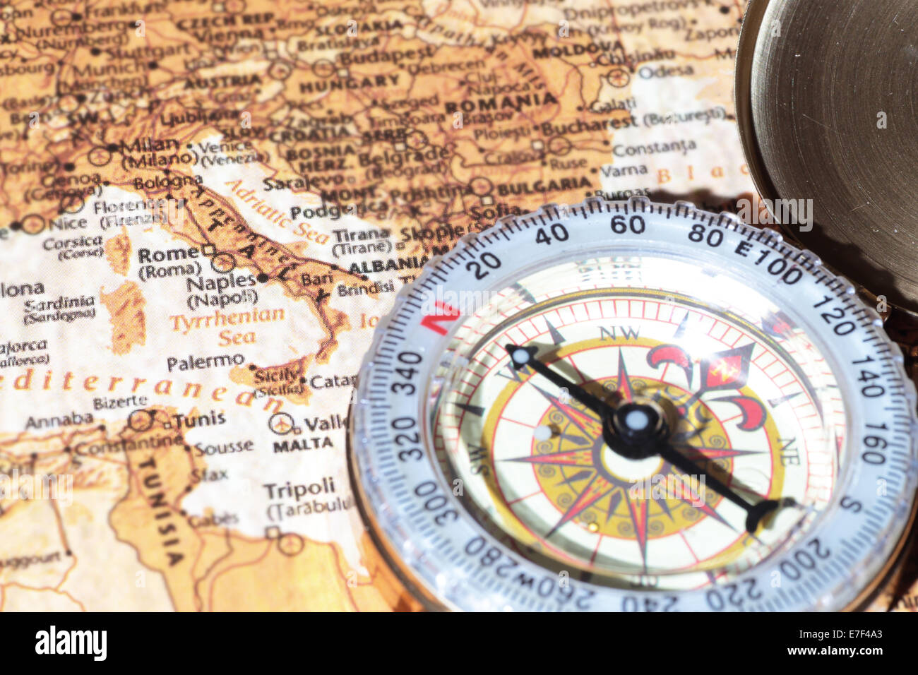 Kompass auf einer Karte zeigt auf Italien, planen eine Reise Wert Stockfoto