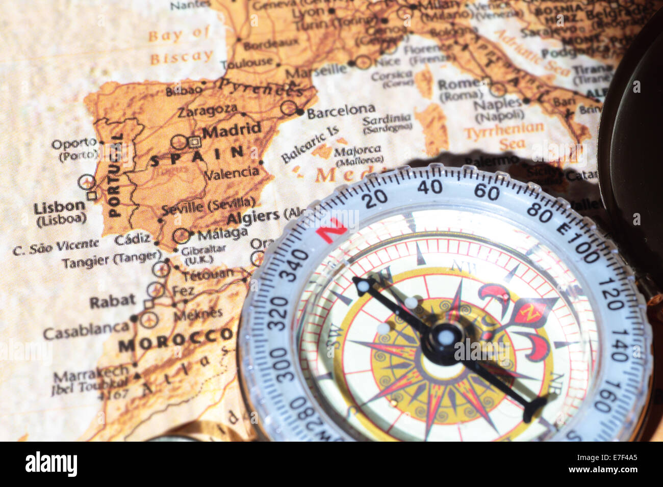 Kompass auf einer Karte zeigt auf Spanien, eine Reiseziel Planung Stockfoto