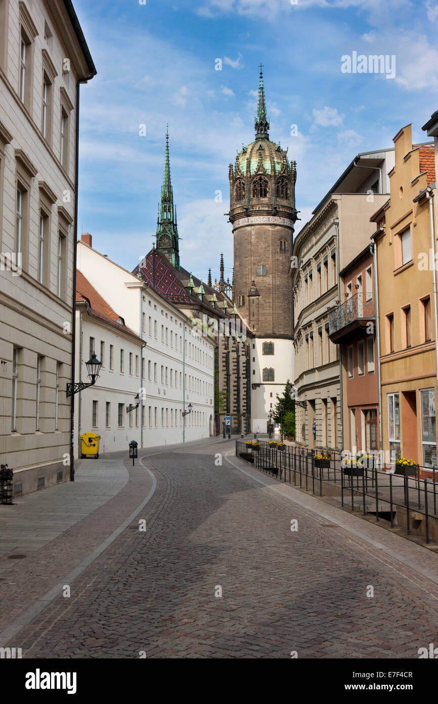 Coswiner Straße Straße mit Schlosskirche Kirche, Lutherstadt Wittenberg, Sachsen-Anhalt, Deutschland Stockfoto