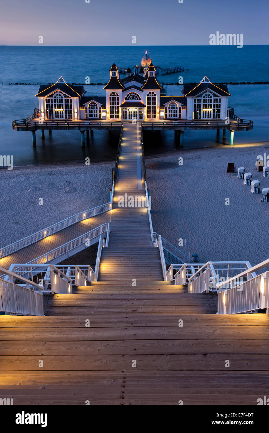 Beleuchtete Sellin Pier, Insel Rügen, Mecklenburg-Western Pomerania, Deutschland Stockfoto