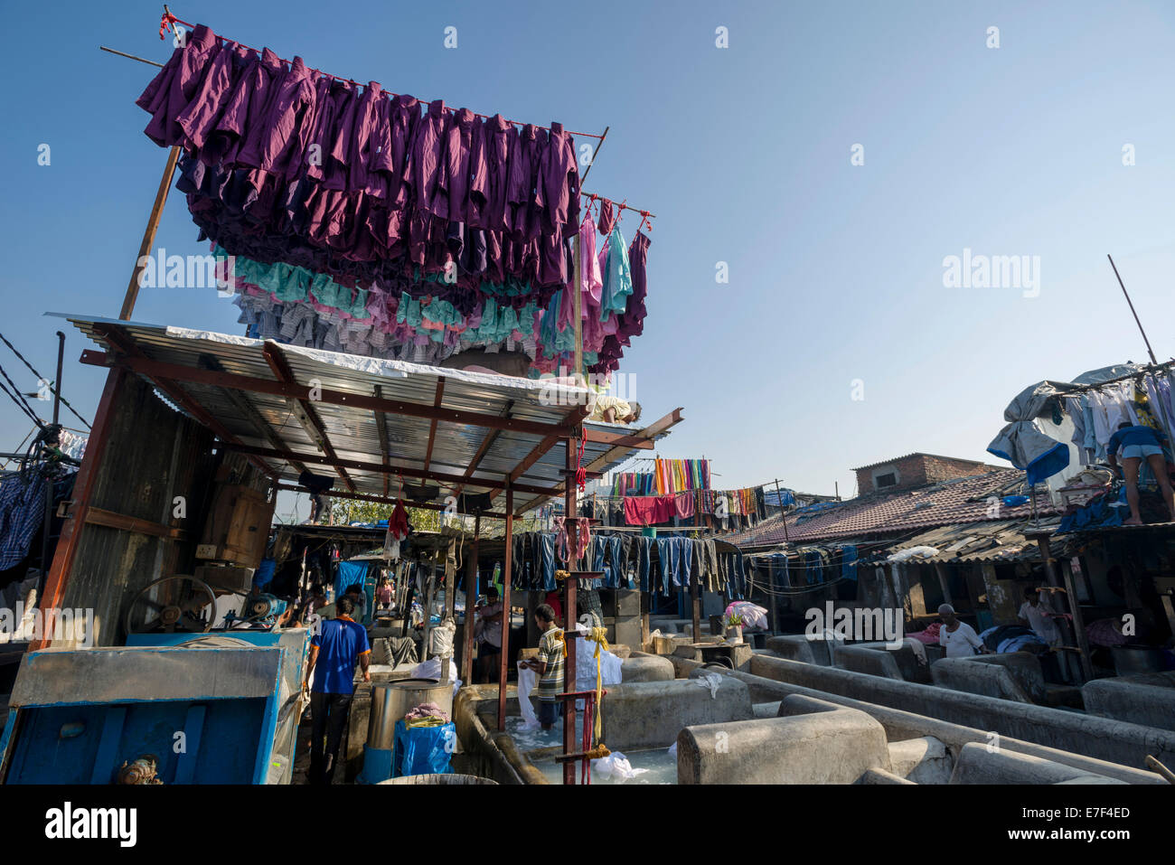 Trocknen von Wäsche, Mahalaxmi Dhobi Ghat, Wäsche Bezirk von Mumbai, Maharashtra, Indien Stockfoto