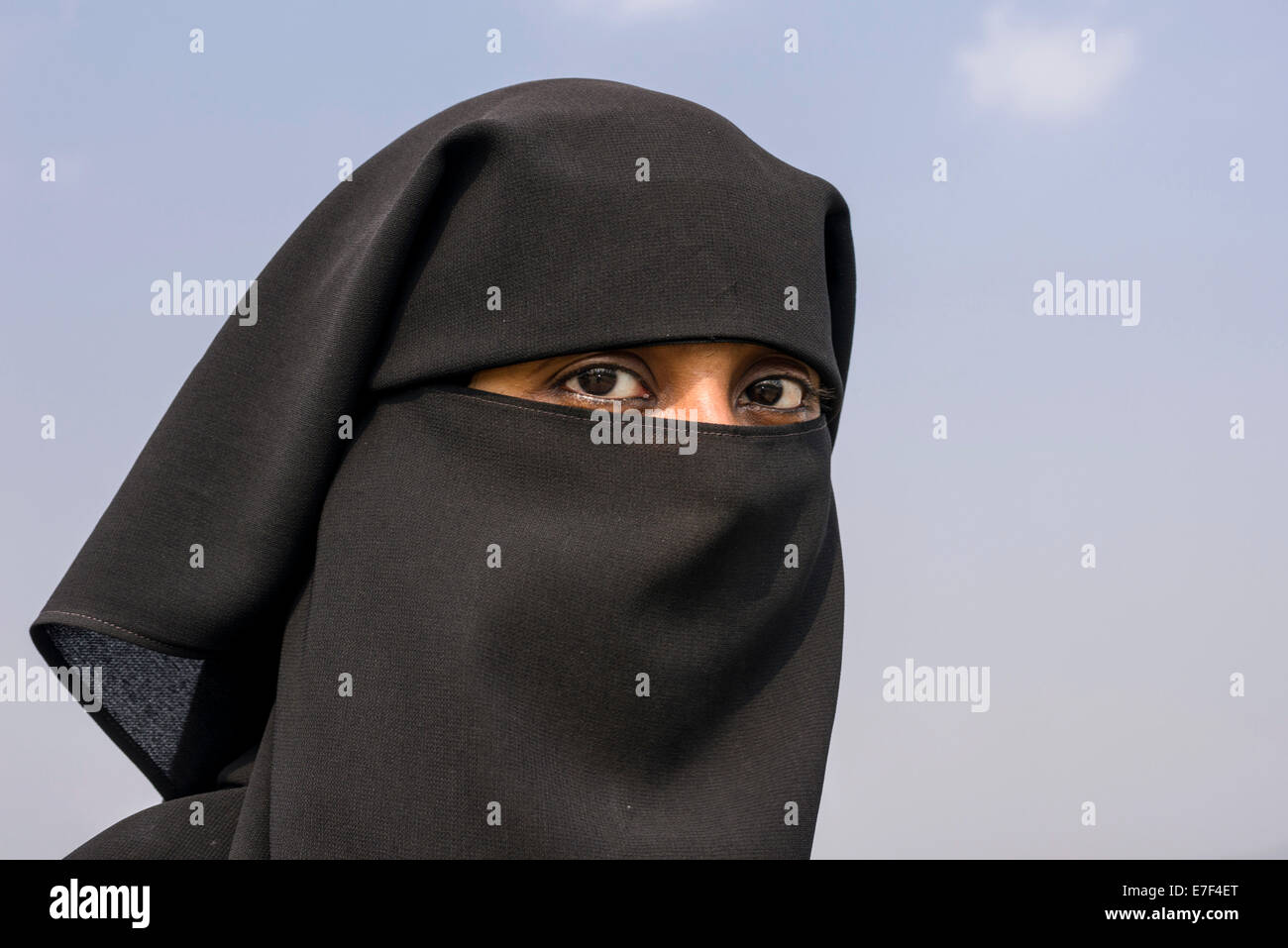 Ein Porträt einer muslimischen Frau gekleidet in traditionellen schwarzen Tschador, Mumbai, Maharashtra, Indien Stockfoto