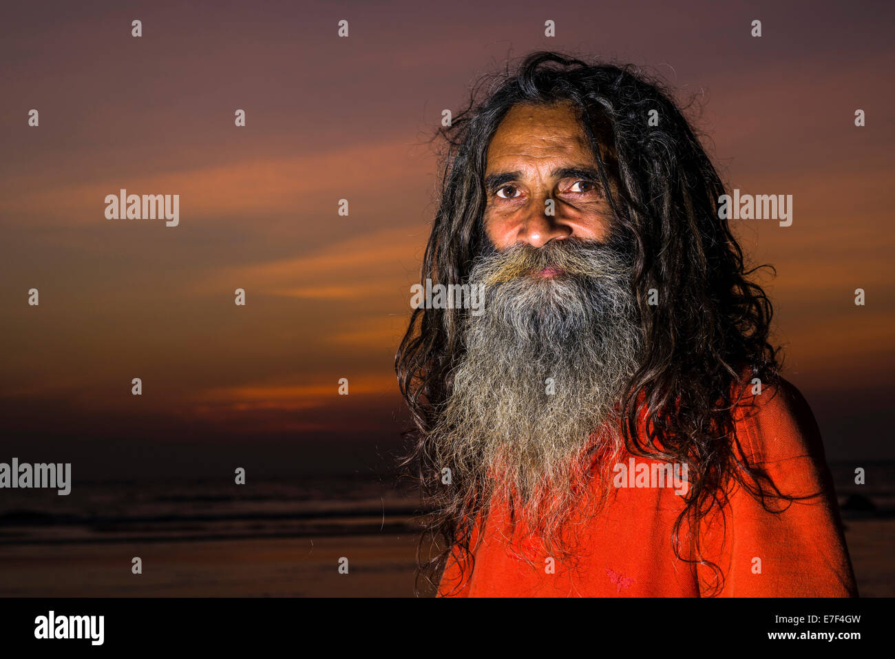 Sadhu, heiliger Mann, Porträt, bei Sonnenuntergang, Kudle Strand, Gokarna, Karnataka, Indien Stockfoto