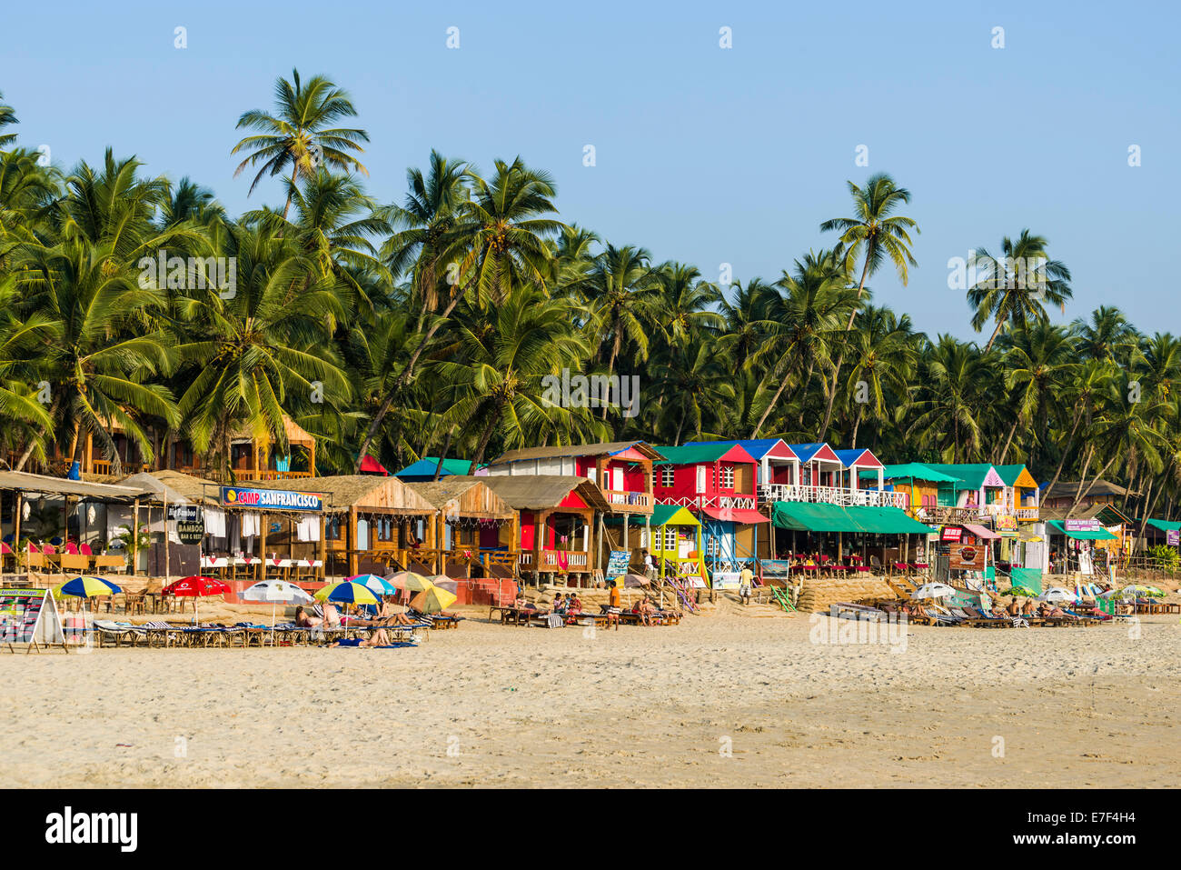 Bunt bemalte Hütten von Palolem Beach, Canacona, Goa, Indien Stockfoto