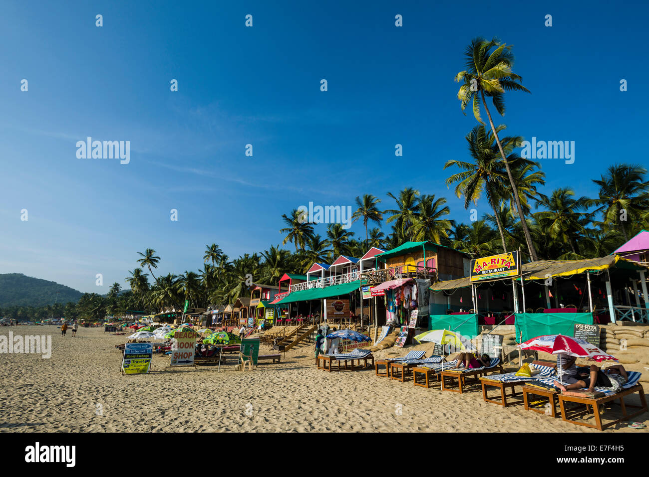 Bunt bemalte Hütten von Palolem Beach, Canacona, Goa, Indien Stockfoto