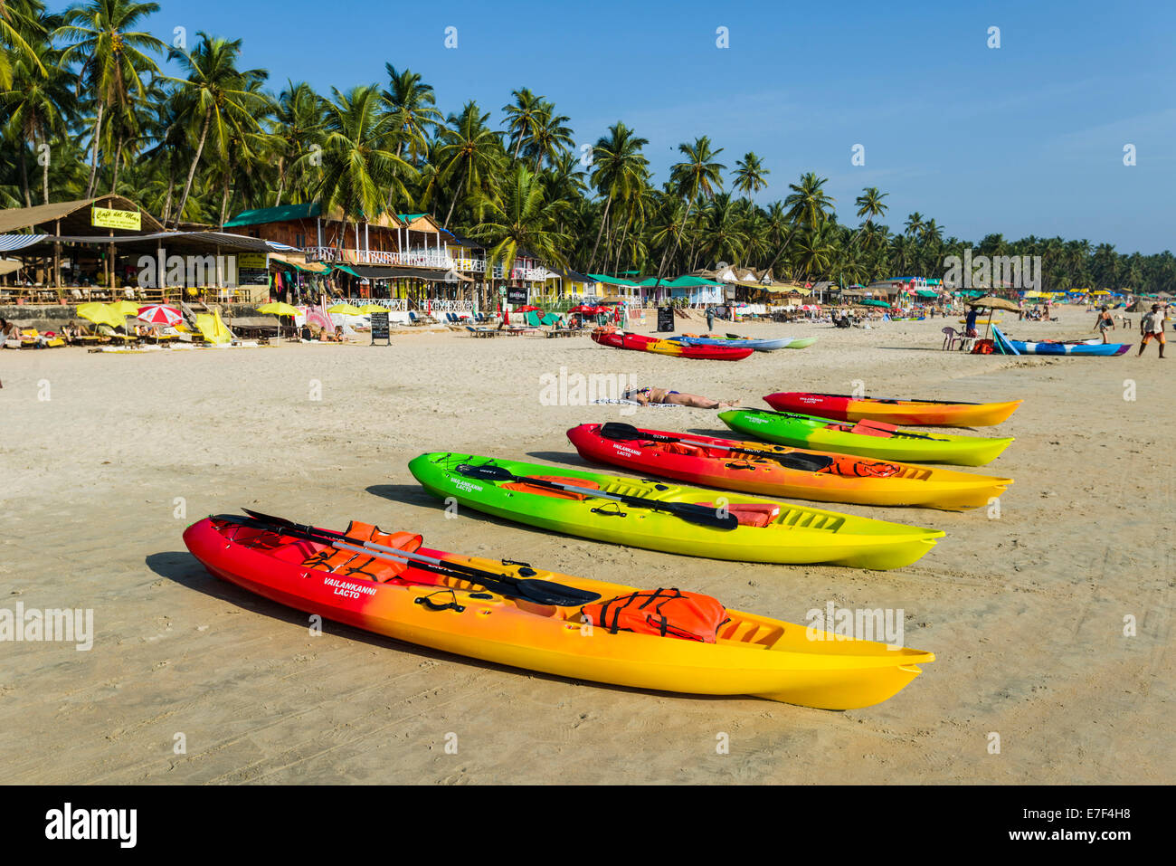 Bunte Kajaks mieten, Palolem Beach, Canacona, Goa, Indien Stockfoto