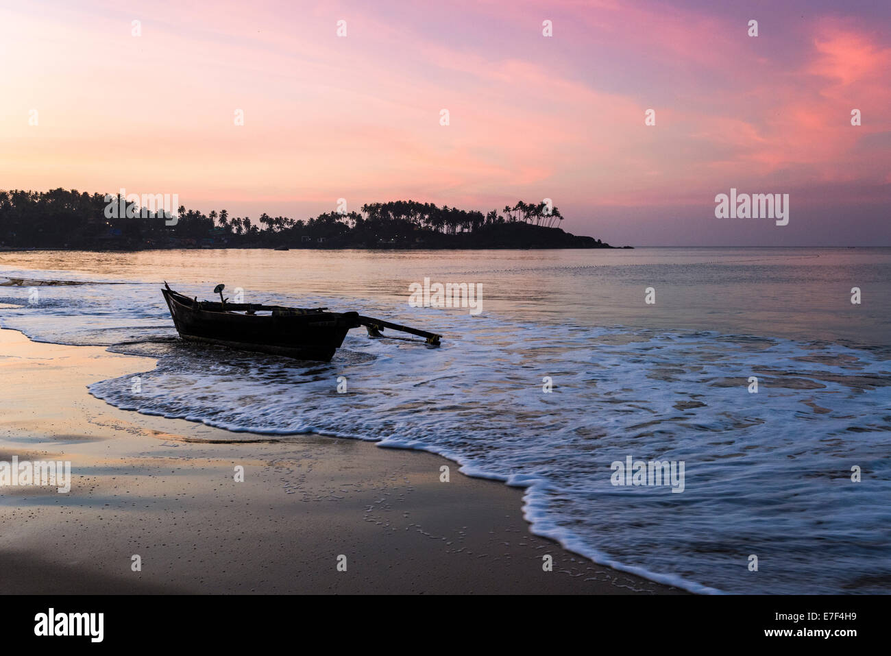 Ein altes Fischerboot auf Palolem Beach, Canacona, Goa, Indien Stockfoto