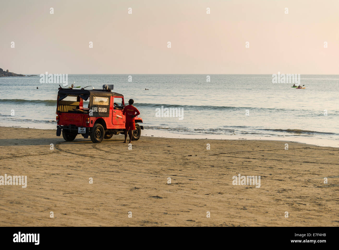 Live Wachen mit einem roten Jeep beobachten Palolem Beach, Canacona, Goa, Indien Stockfoto