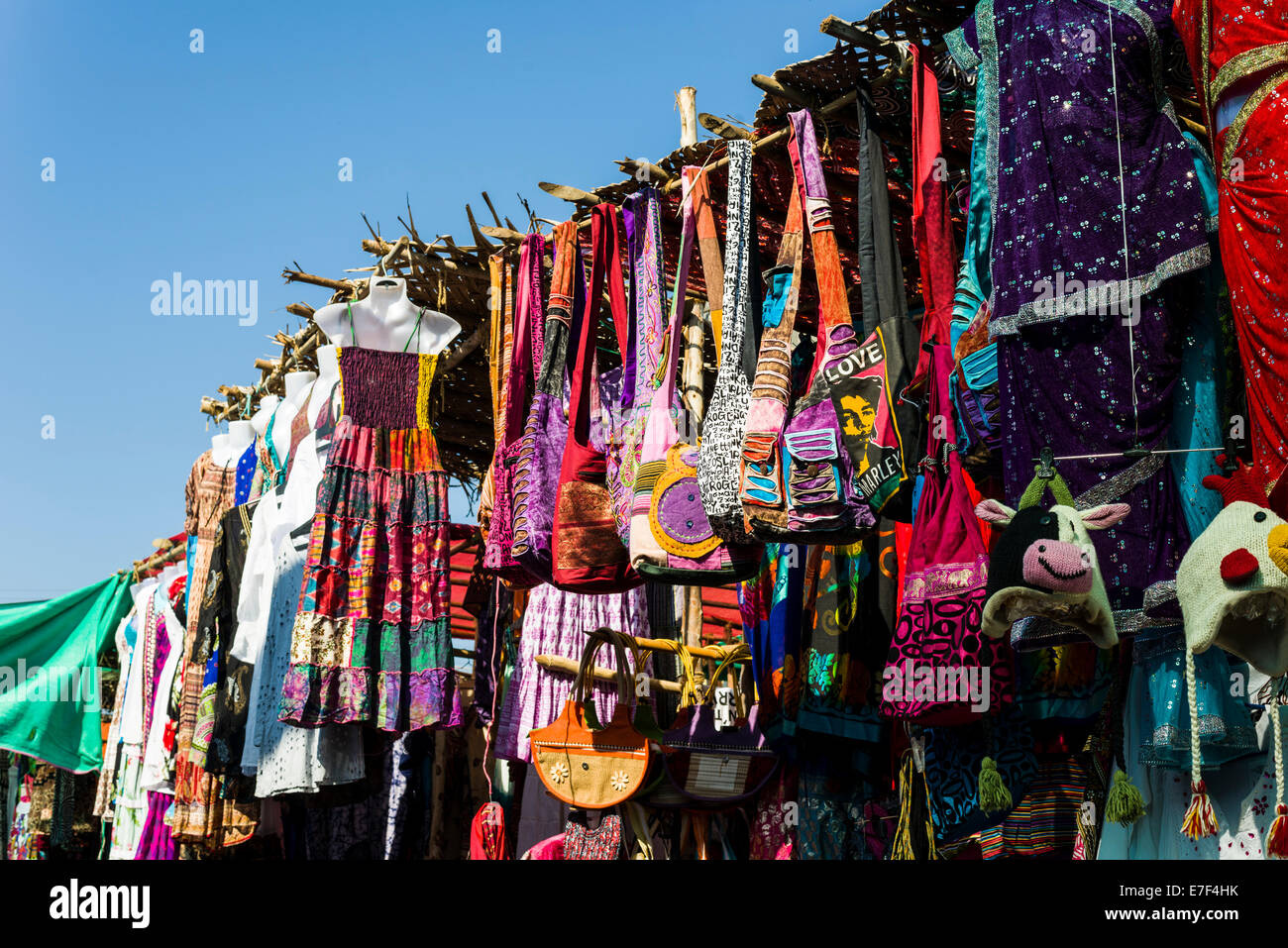 Bunte Kleidung und Taschen zum Verkauf an den wöchentlichen Flohmarkt, Anjuna, Goa, Indien Stockfoto