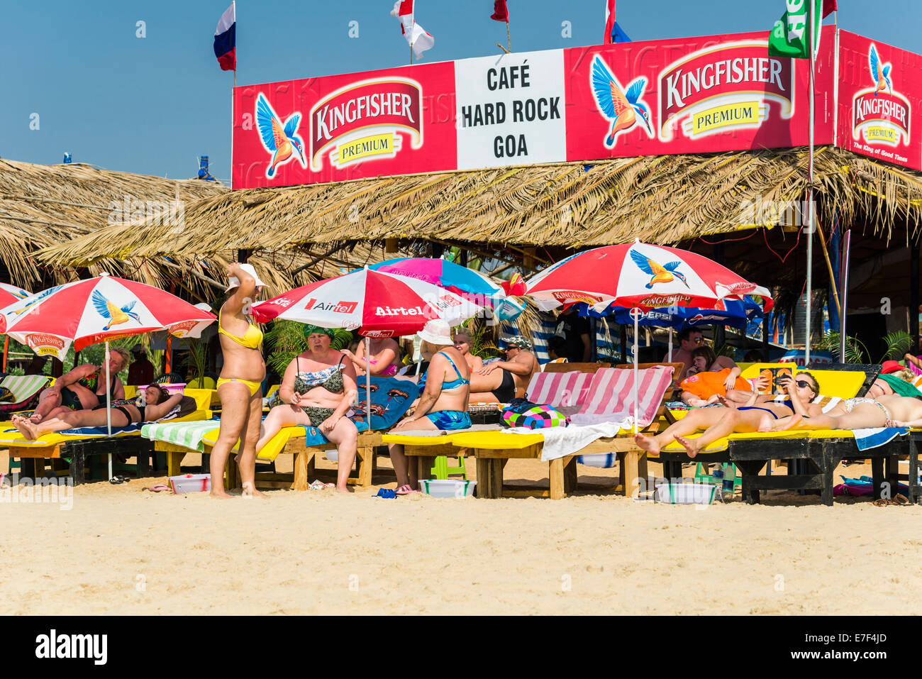 Touristen am Strand vor Cafe Hard Rock Goa, Calangute Beach, Calangute, Goa, Indien Stockfoto