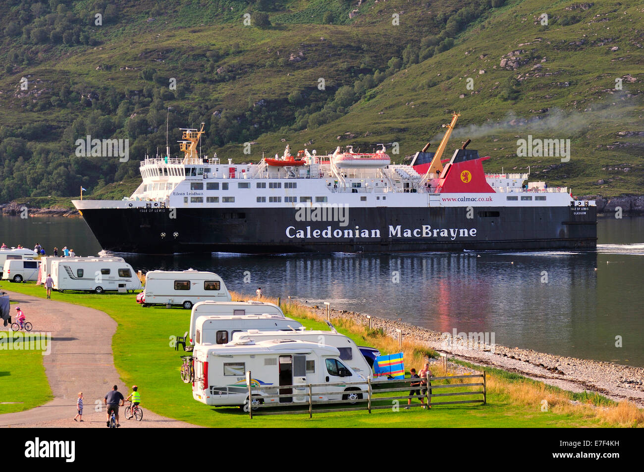 Die Fähre von Stornoway, Isle of Lewis auf den äußeren Hebriden, Segeln vorbei an einem Campingplatz, Loch Broom in Richtung Ullapool, Caithness Stockfoto