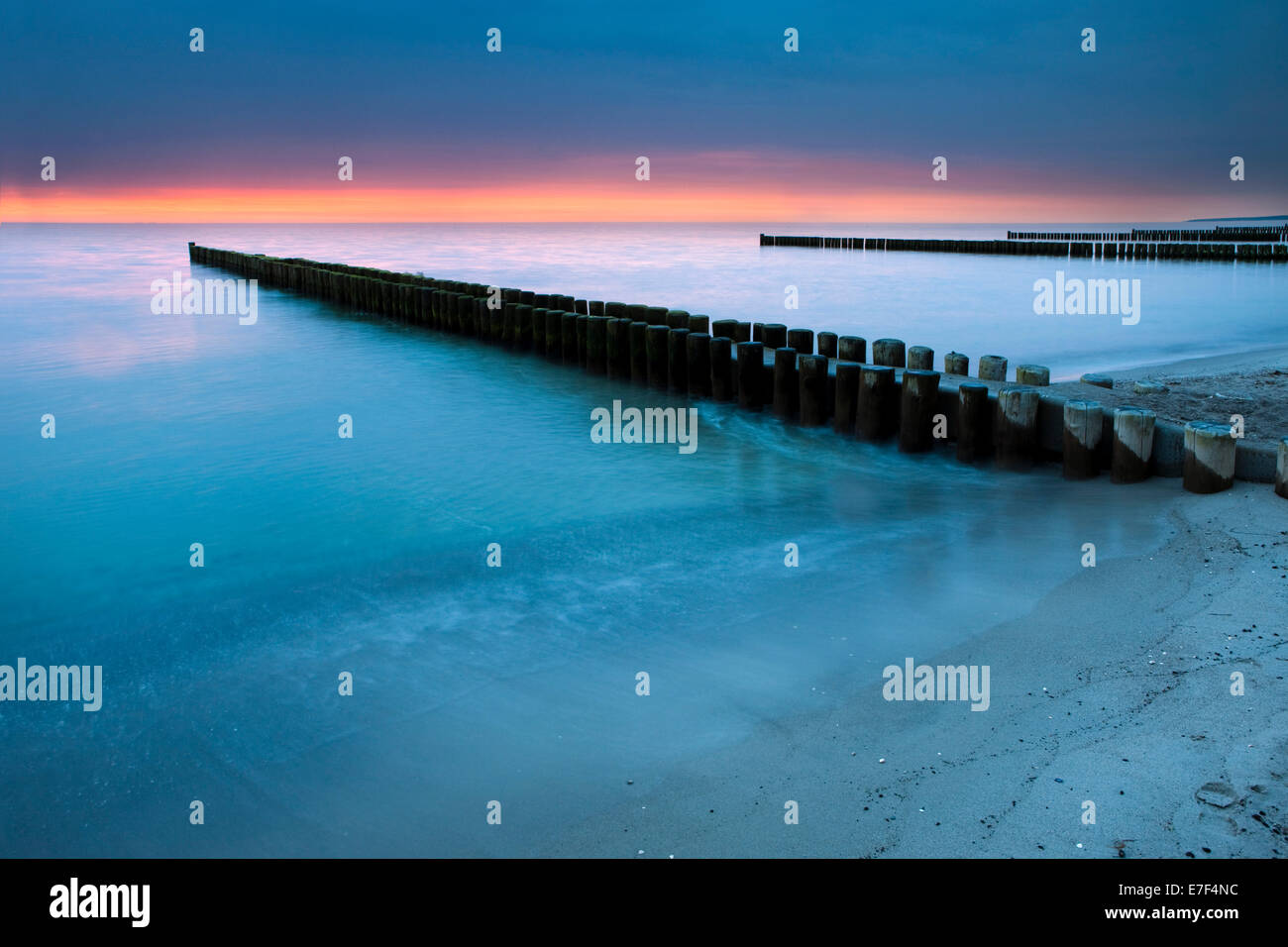 Buhnen an der Ostseeküste, Sonnenuntergang, Mecklenburg-Vorpommern, Zingst, Fischland-Darß-Zingst, Deutschland Stockfoto