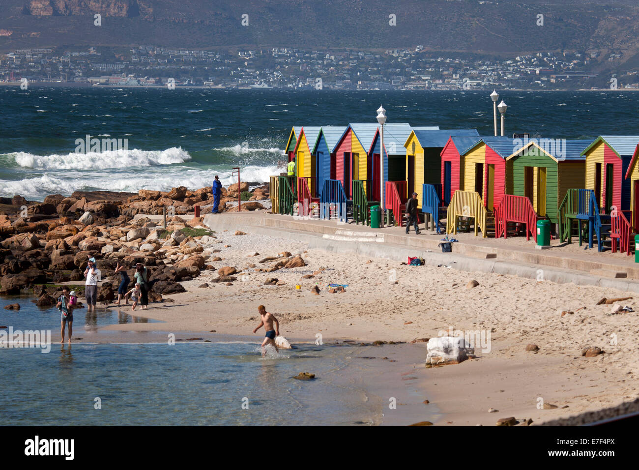 Bunte Strandhäuser in Muizenberg, Kapstadt, Western Cape, Südafrika Stockfoto