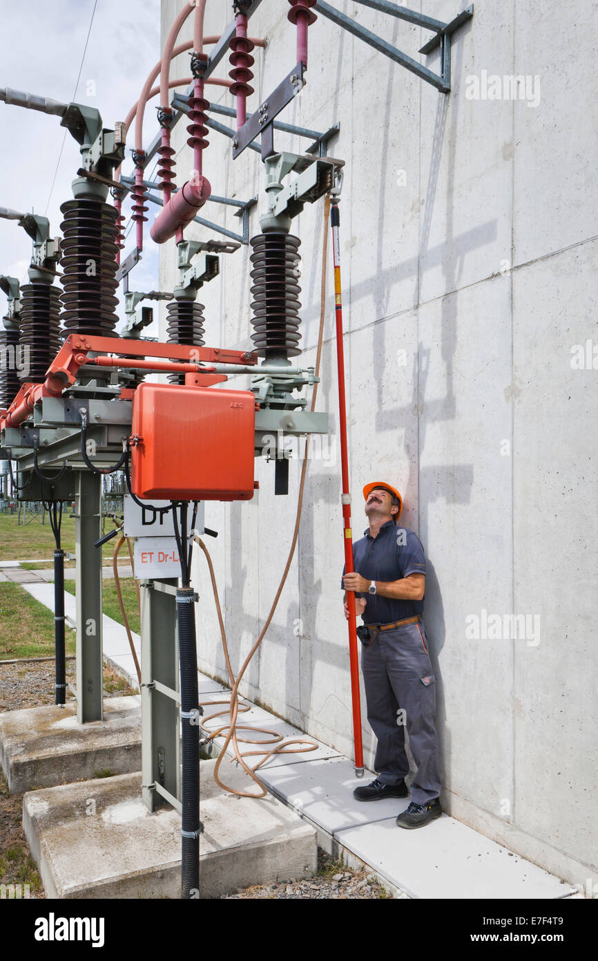 Spezielle Ingenieur während im freien arbeitest du für ein Umspannwerk der Übertragungsnetzbetreiber 50Hertz, Bad Lauchstädt, Sachsen-Anhalt Stockfoto