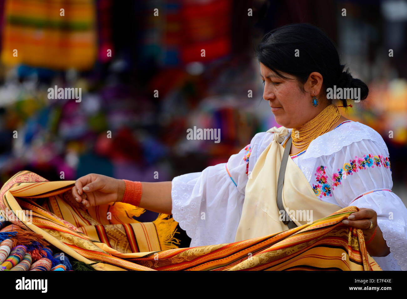 Marktfrau verkaufen Stoffe, Quito, Ecuador, Südamerika Stockfoto