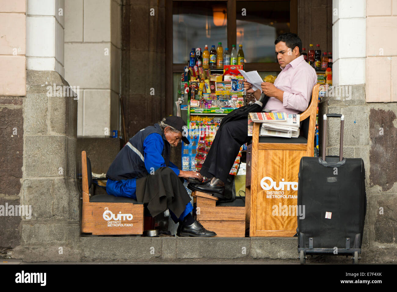 Schuhputzer mit einem Client, Quito, Ecuador, Südamerika Stockfoto