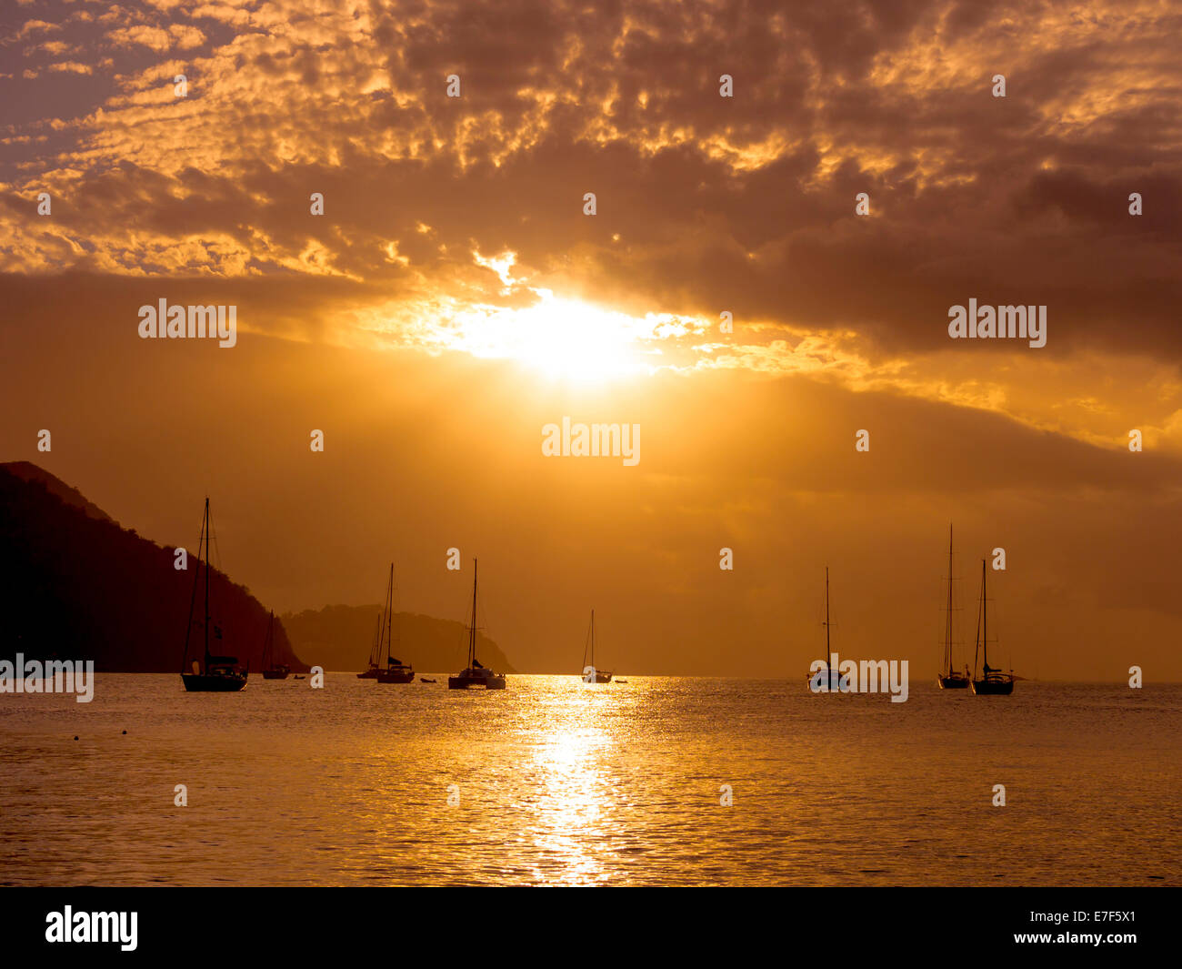 Segelyachten in der Dämmerung in der Nähe von Rodney Bay, St. Lucia, Windward-Inseln, kleine Antillen Stockfoto