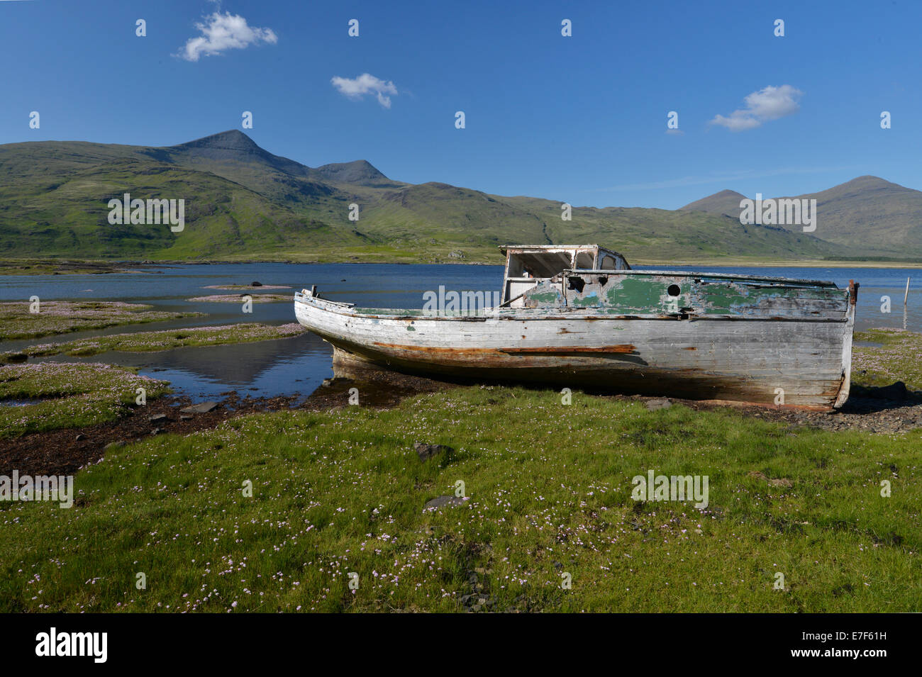 Altes Fischerboot Boot Wrack in der Bucht von Munro Berg, Argyll, Isle of Mull, Schottland, Vereinigtes Königreich Stockfoto