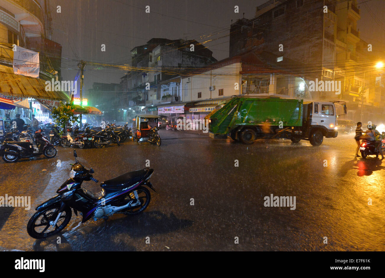 Straßenszene mit einer überfluteten Straße während der schweren Monsun-Regen in der Nacht, Stadtzentrum, Phnom Penh, Kambodscha Stockfoto