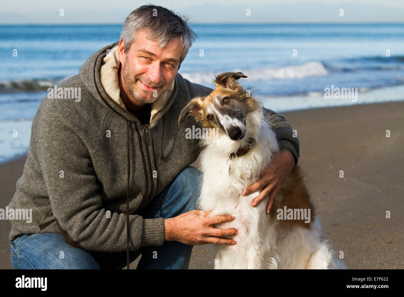 Barsoi oder Russisch Wolfhound, mit einem Mann vom Meer, Toskana, Italien Stockfoto