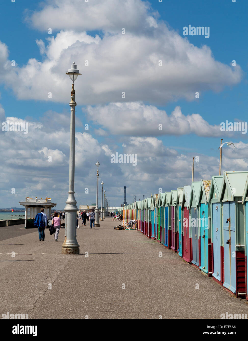 Strandhütten auf dem westlichen Vorplatz in Brighton und Hove Stockfoto