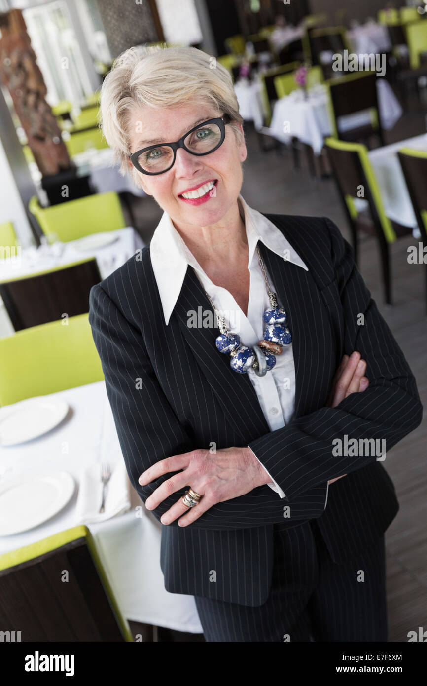 Kaukasische Geschäftsfrau lächelnd in restaurant Stockfoto
