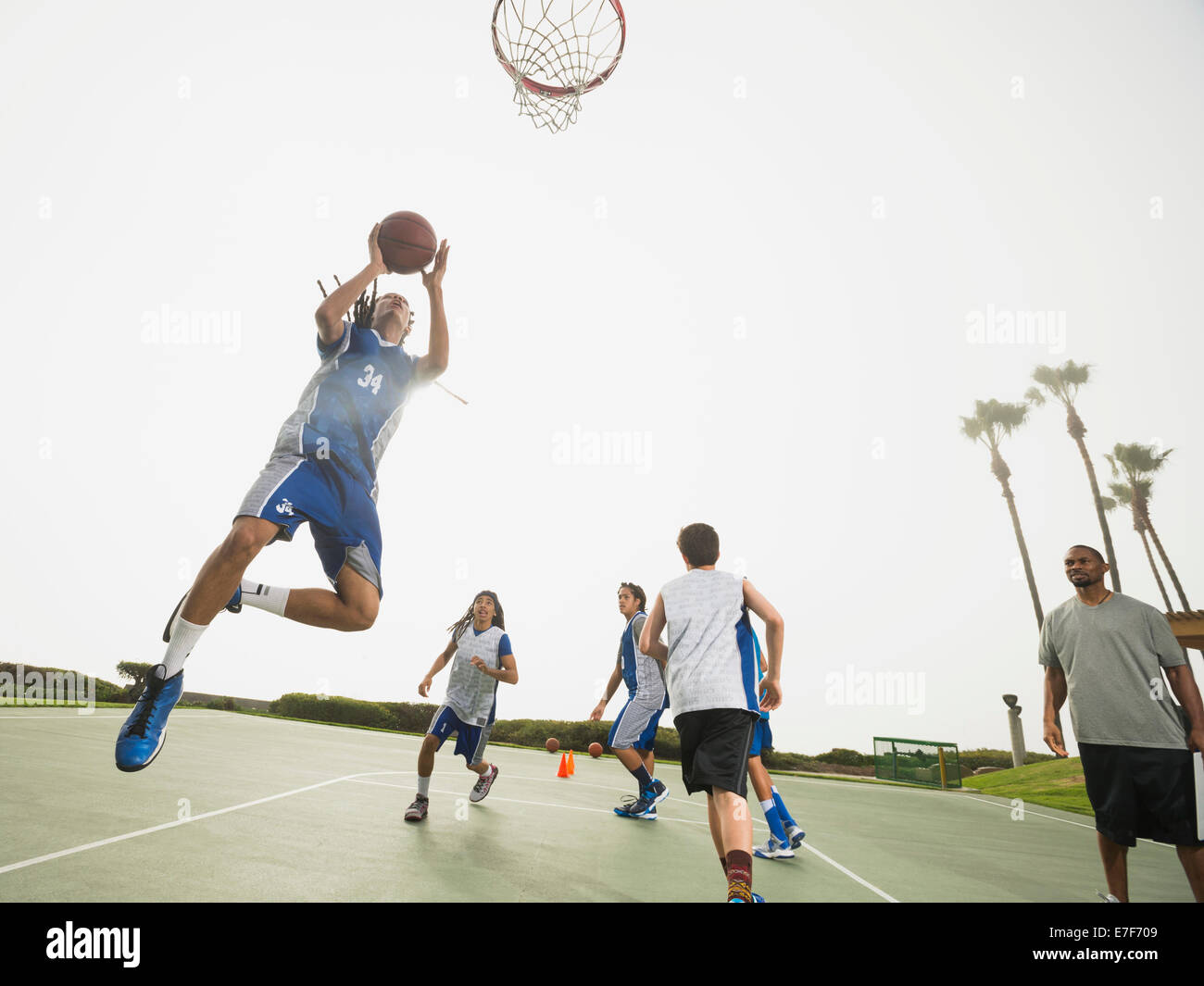 Basketball-Team tun Bohrer in Praxis Stockfoto