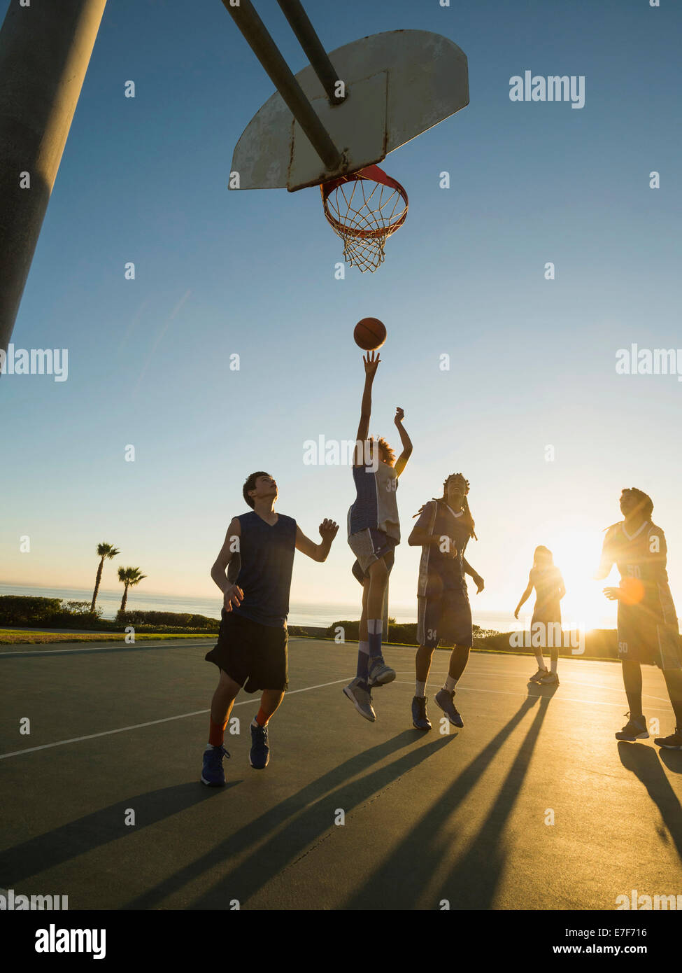 Rückseite beleuchteten Basketball-Teams spielen auf Platz Stockfoto