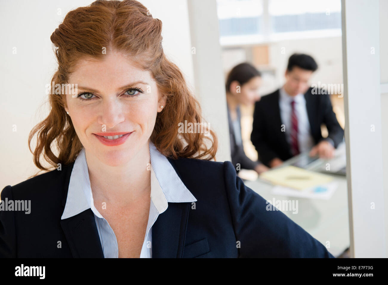 Kaukasische Geschäftsfrau lächelnd in Büro Stockfoto