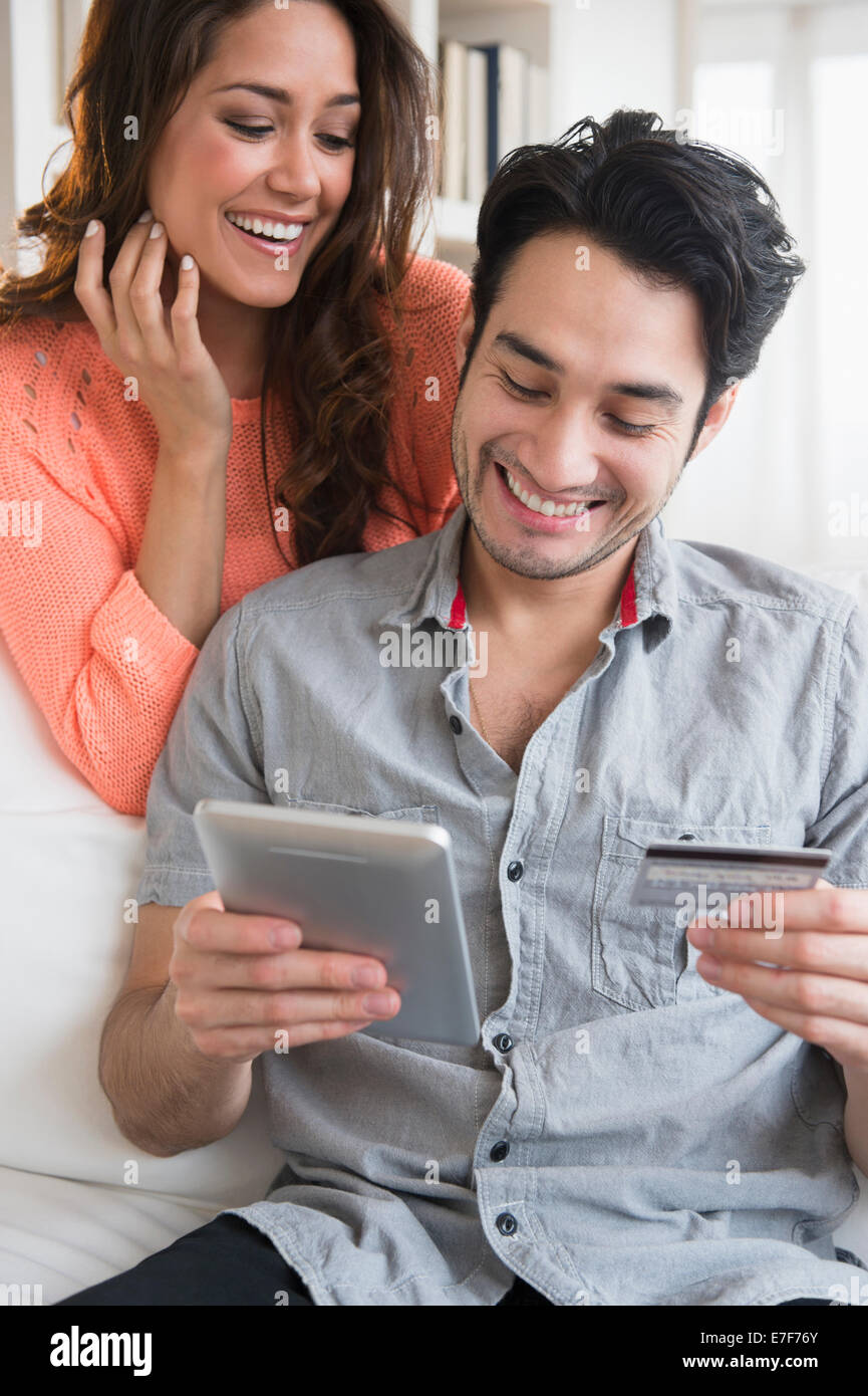 Paar zusammen einkaufen, auf dem Tablet PC Stockfoto