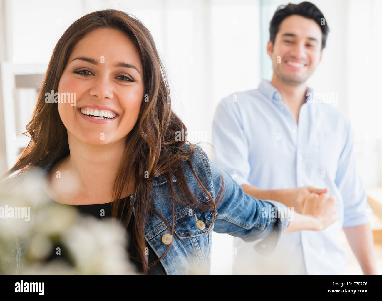 Frau zieht die Hand von Freund Stockfoto