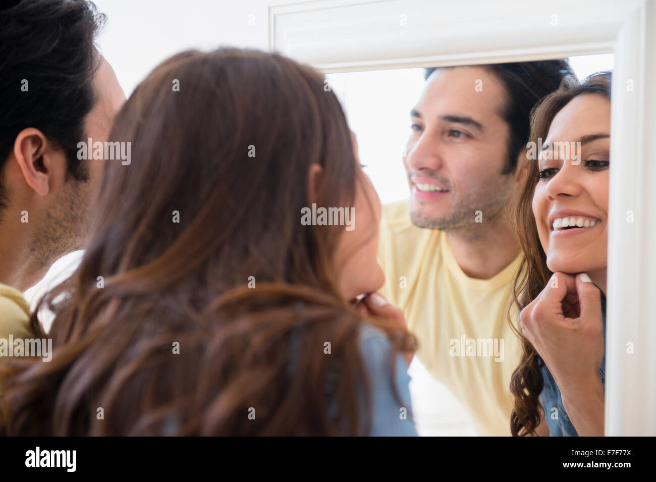 Paar, die sich im Spiegel bewundern Stockfoto