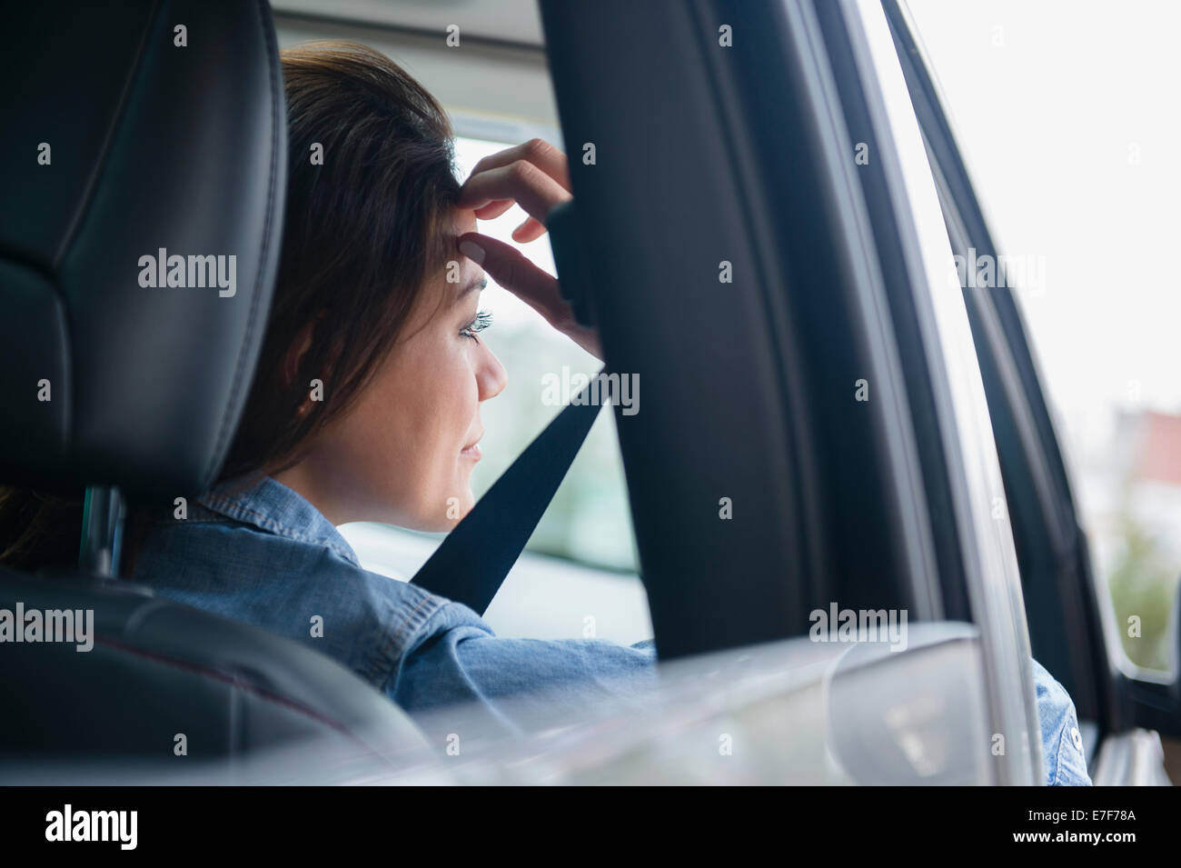 Frau lächelnd in Auto Stockfoto
