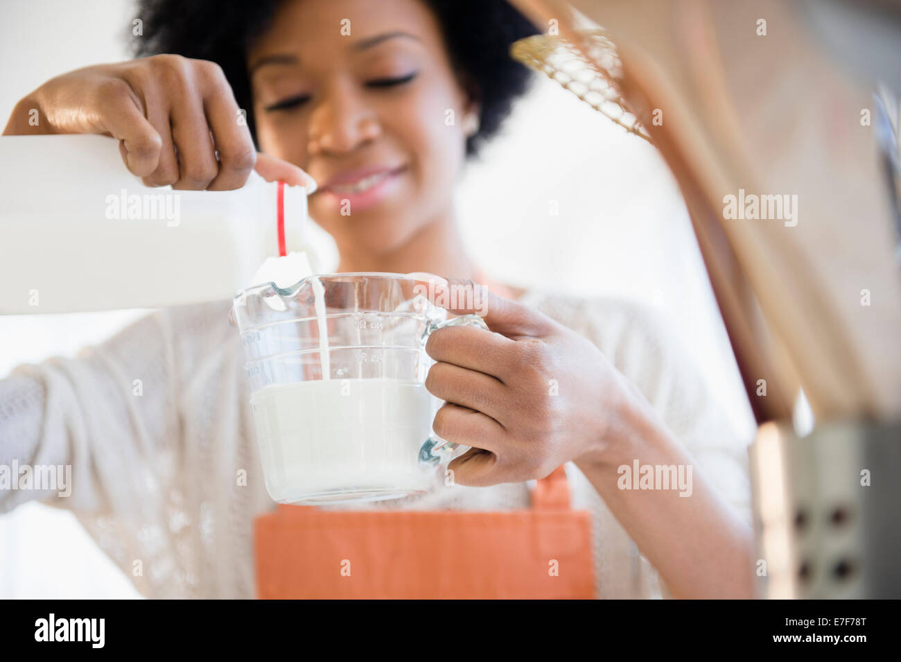 Afrikanische amerikanische Frau, die in Küche Stockfoto