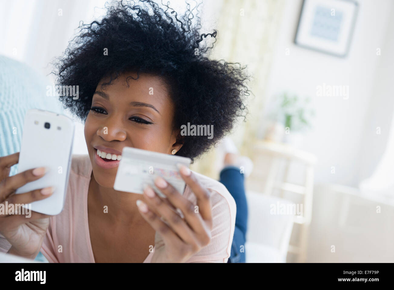 Afroamerikanische Frau einkaufen auf Handy Stockfoto
