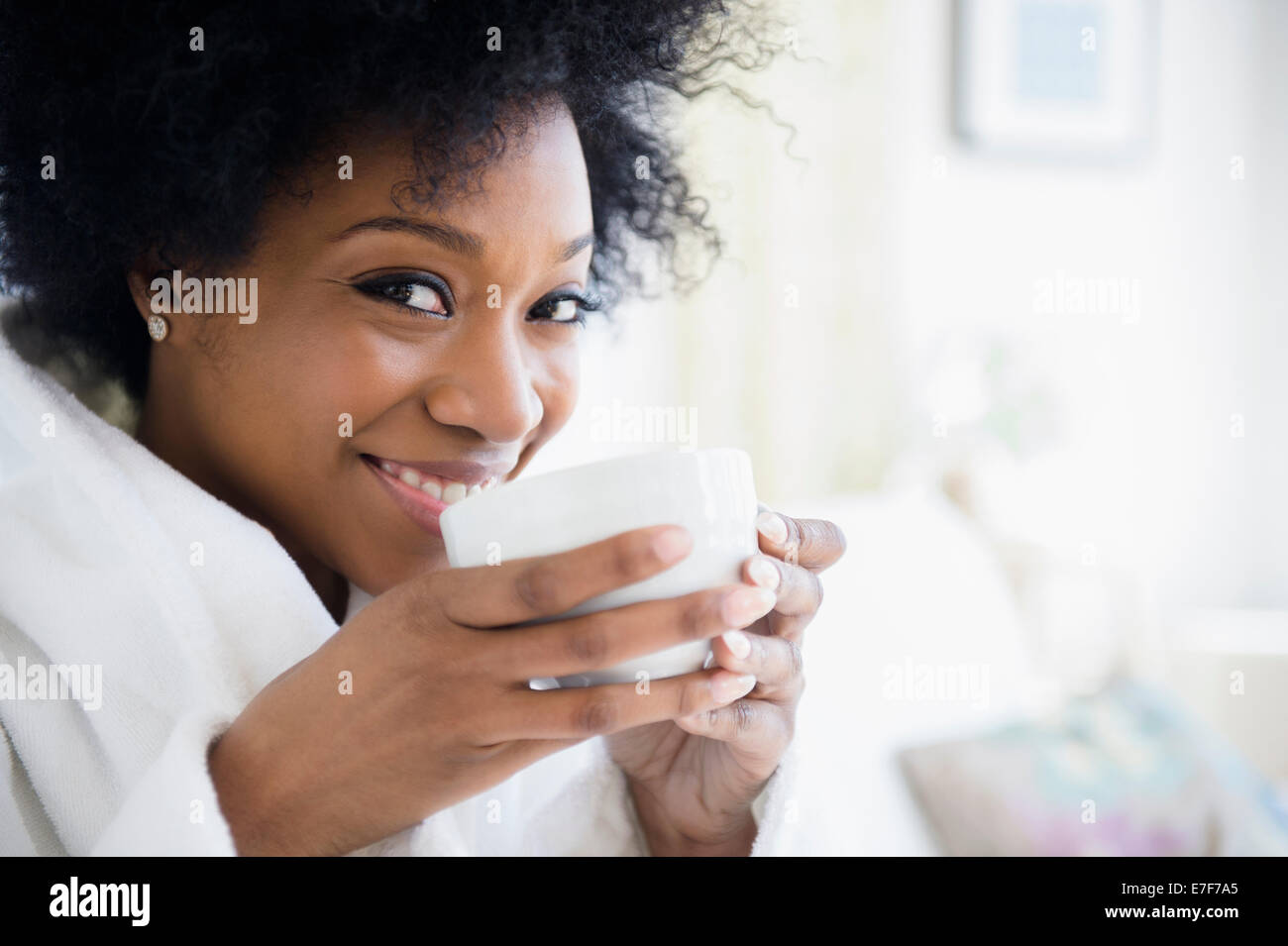 Afroamerikanische Frau trinkt Kaffee Stockfoto