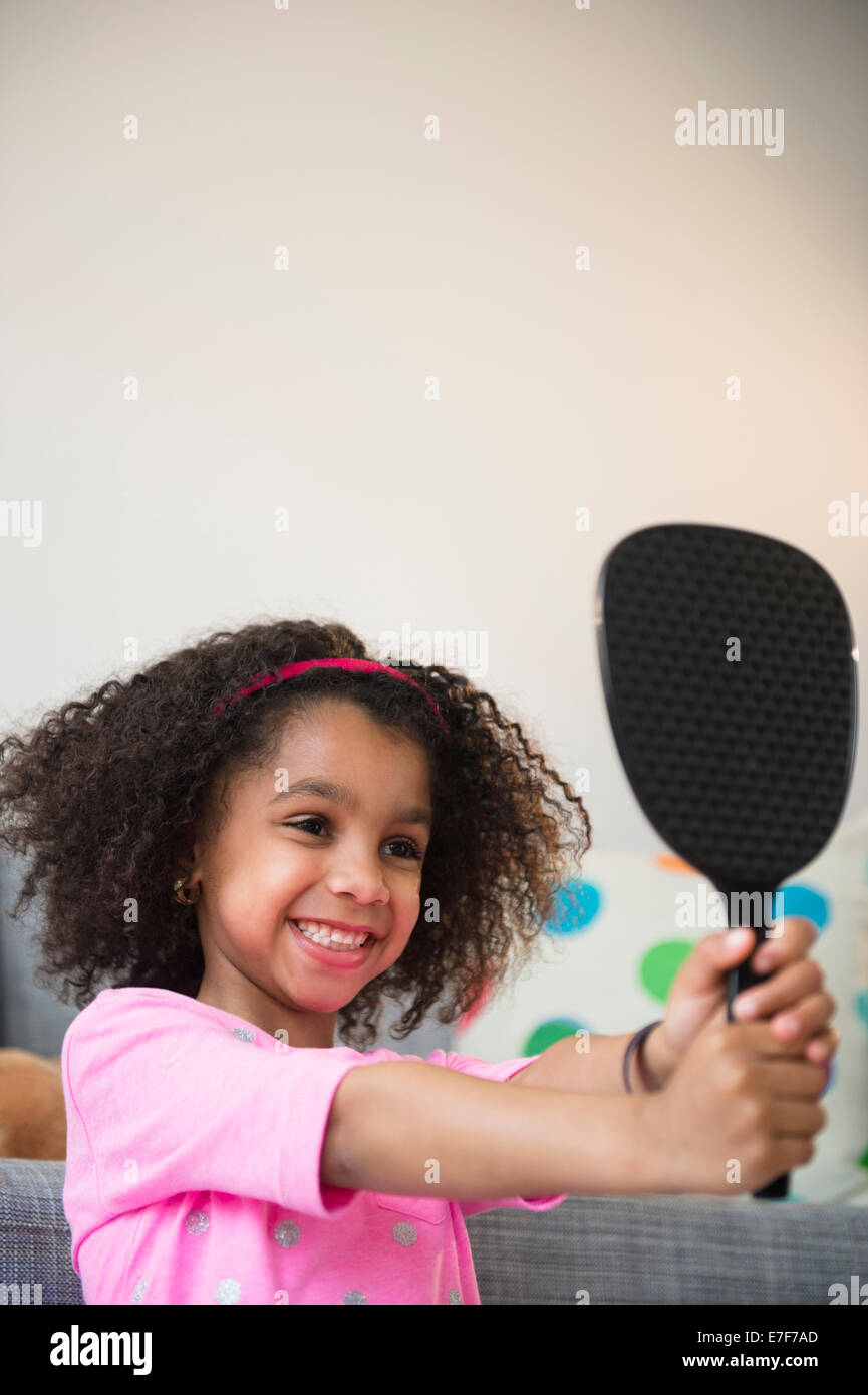 Afroamerikanische Mädchen sich selbst im Spiegel zu bewundern Stockfoto