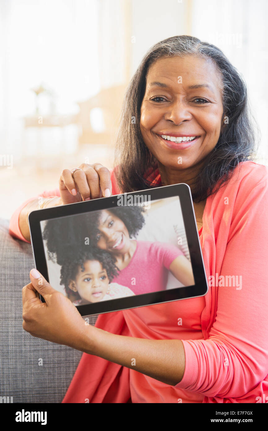Gemischte Rassen Frau mit Tablet-PC auf sofa Stockfoto