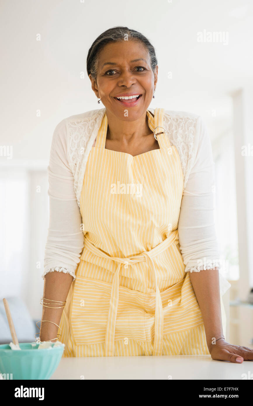 Gemischte Rassen Frau in Küche Stockfoto