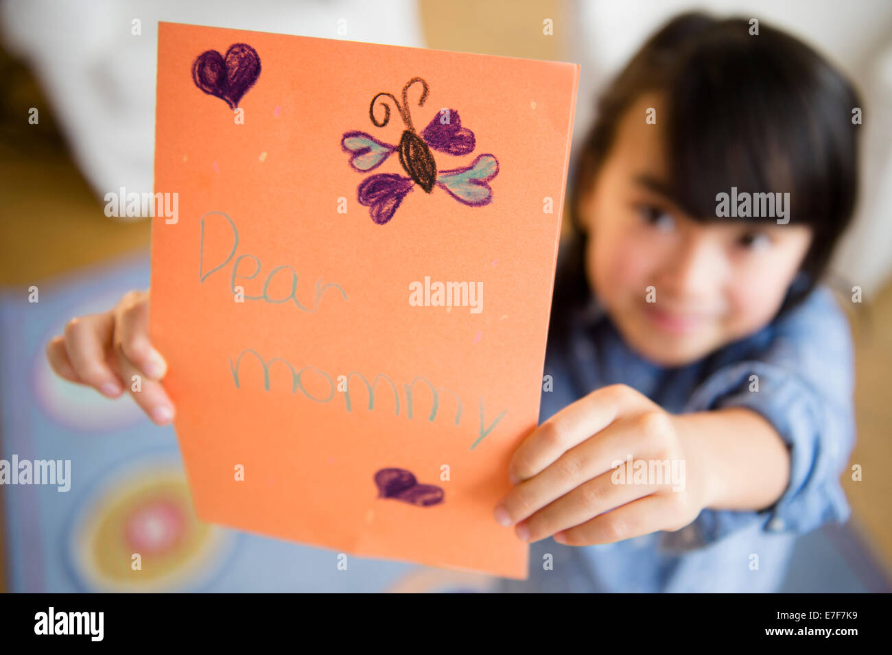 Nahaufnahme von philippinischen Mädchen hielt Karte für Mutter Stockfoto