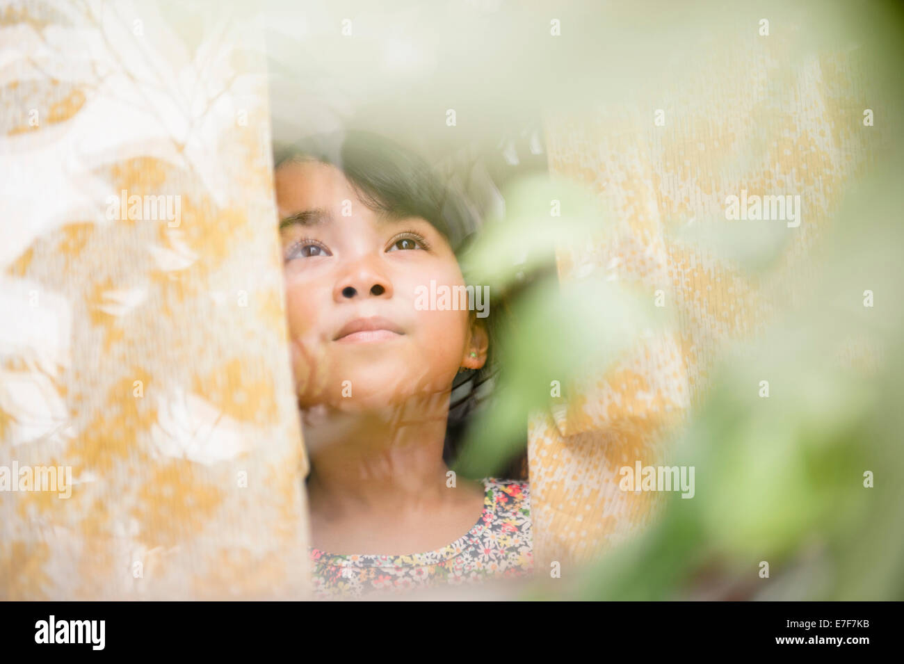 Philippinische Mädchen suchen Fenster Stockfoto