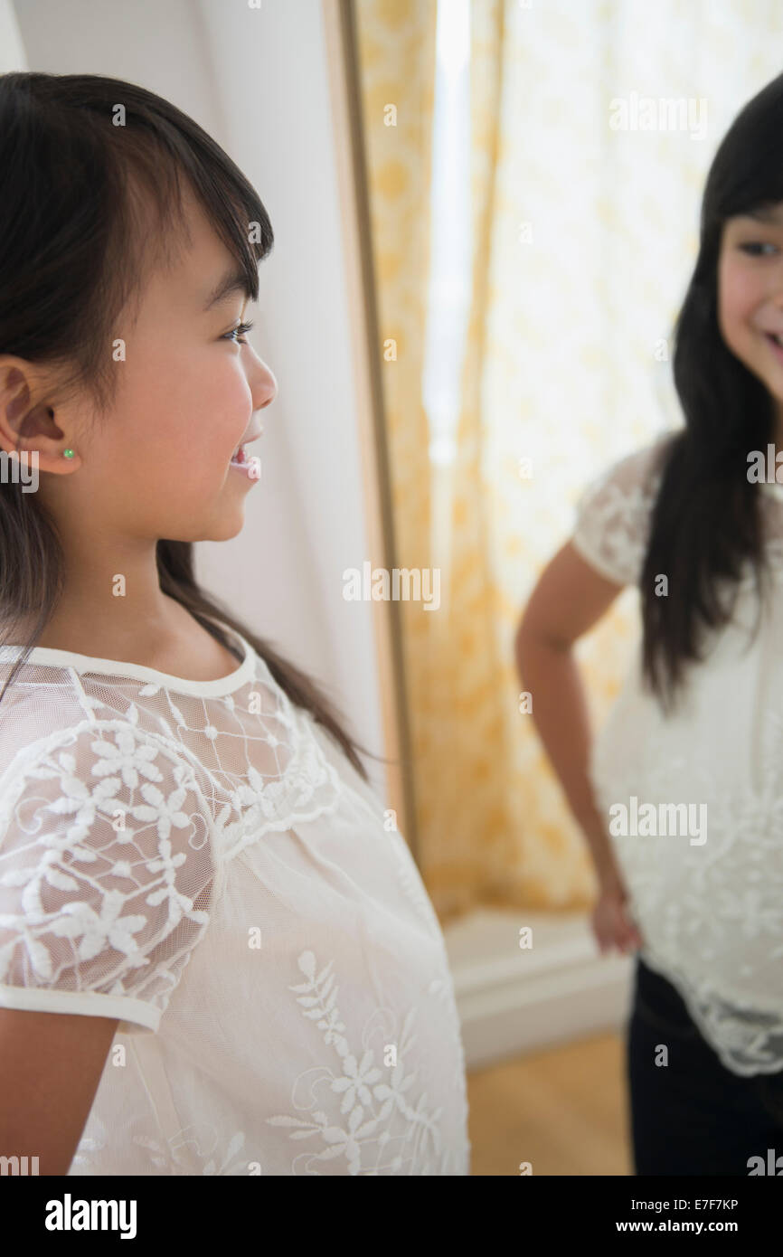 Philippinische Mädchen sich selbst im Spiegel zu bewundern Stockfoto