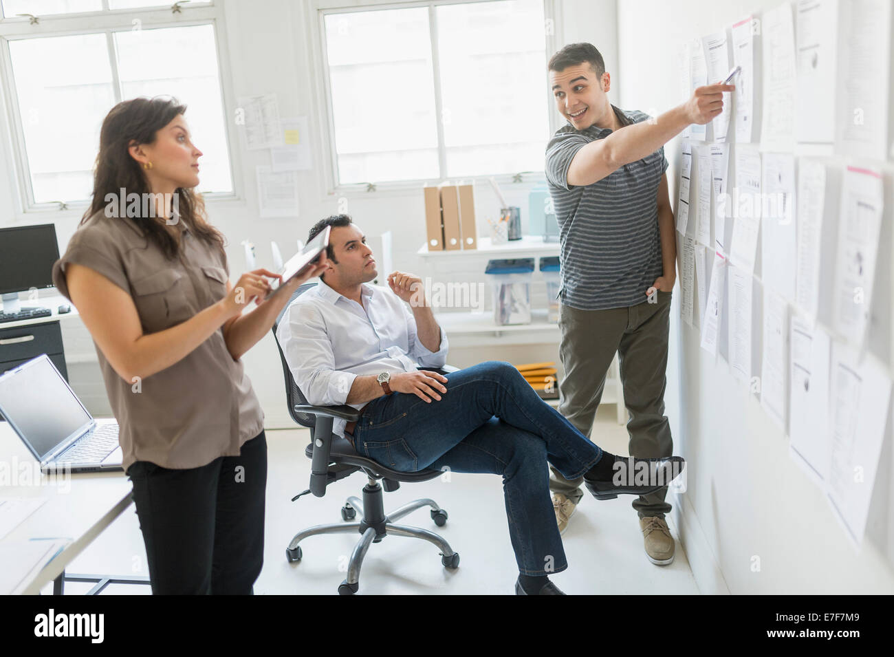 Hispanische Geschäftsleute arbeiten zusammen im Büro Stockfoto