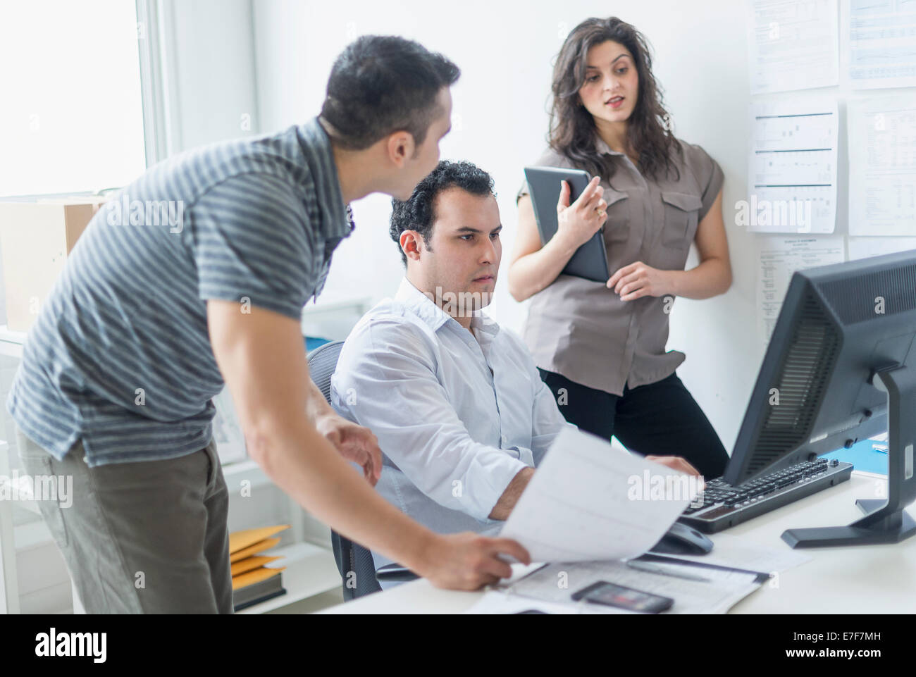 Hispanische Geschäftsleute arbeiten zusammen im Büro Stockfoto