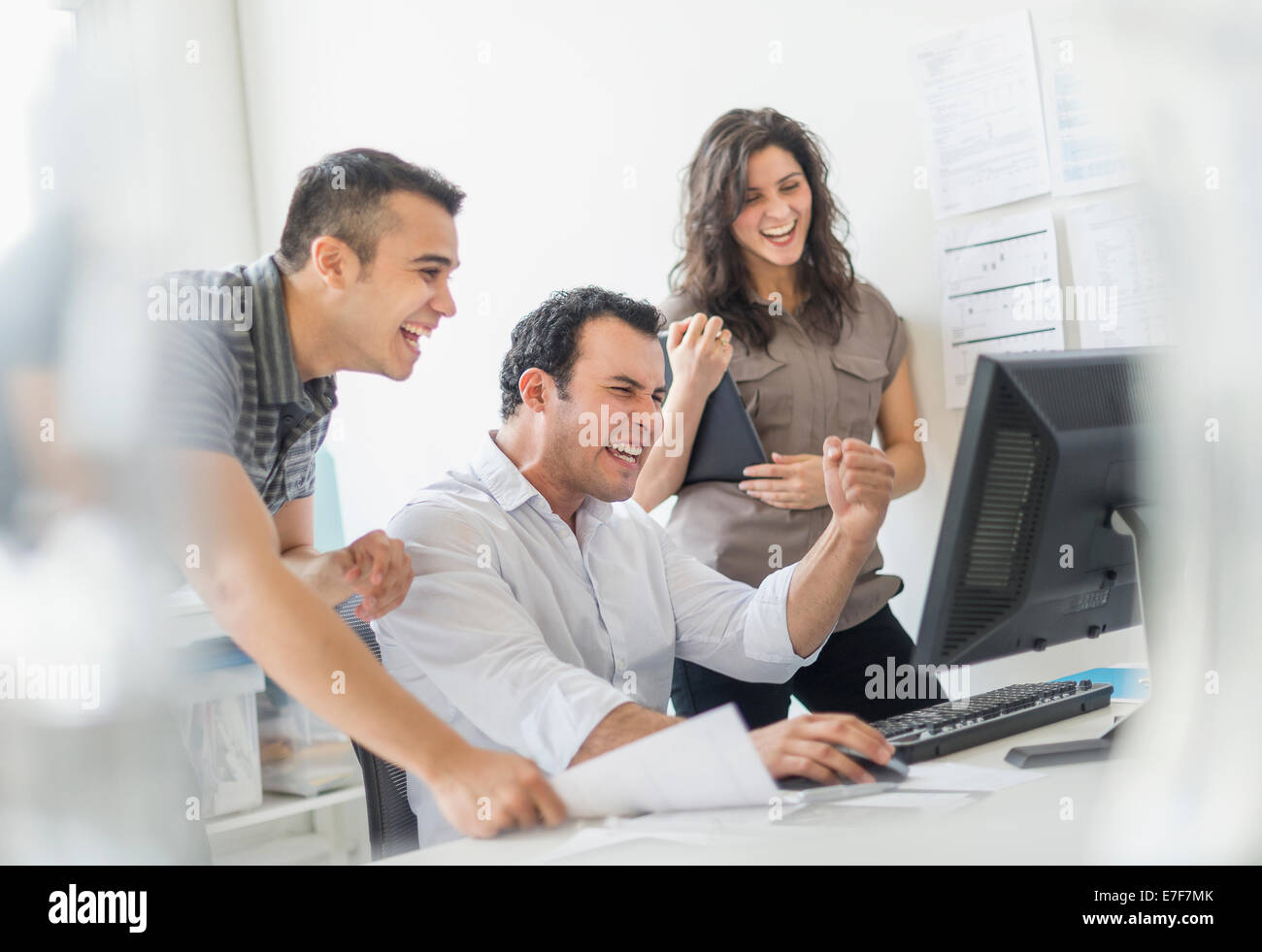 Hispanic Geschäftsleute jubeln gemeinsam im Büro Stockfoto